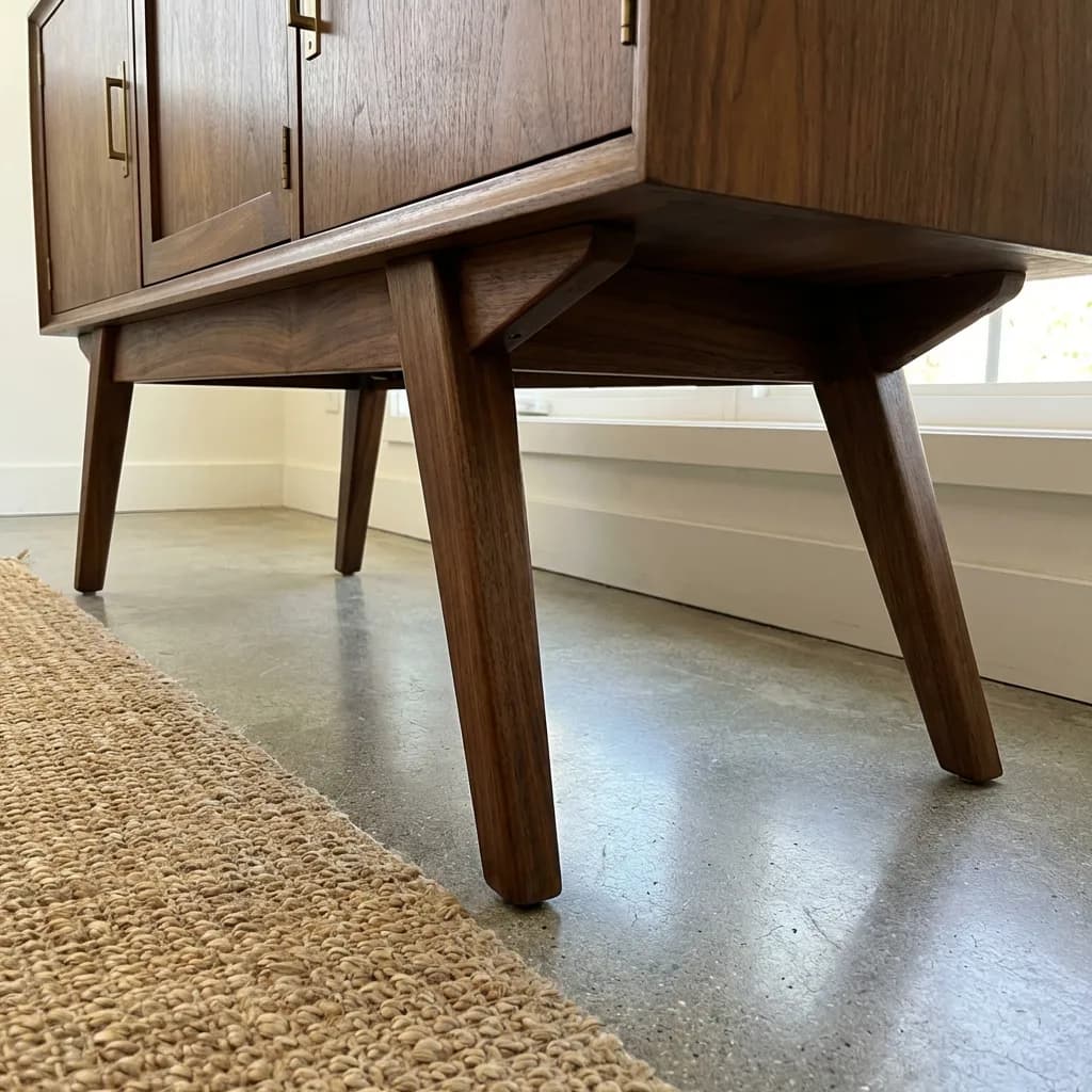 Tapered & Splayed Legs