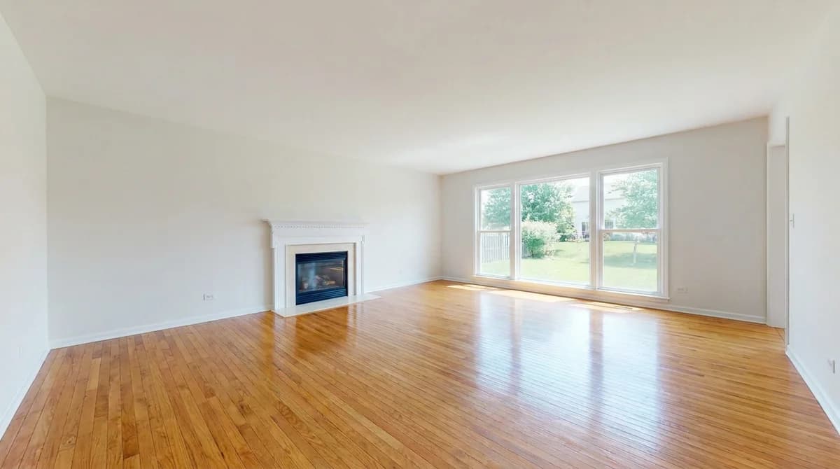 Leeres, unmöbliertes Wohnzimmer vor dem virtuellen Staging